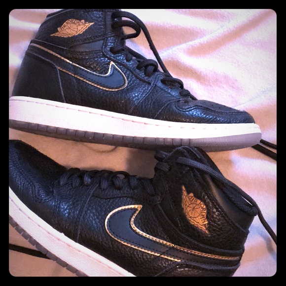 boys black and gold jordans